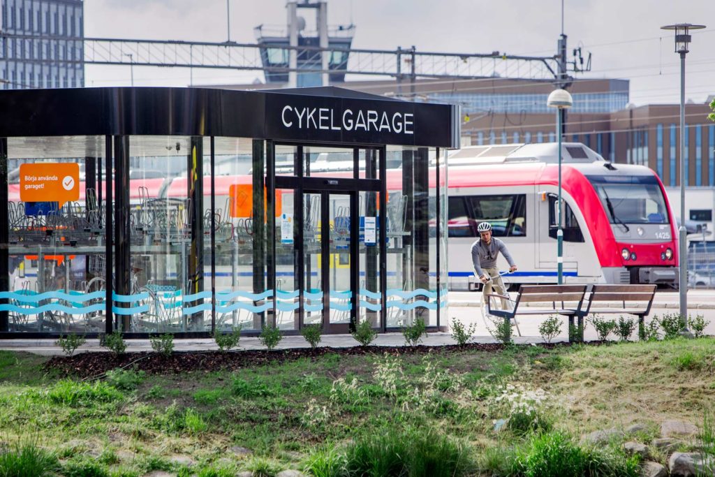 Cykelgarage nära tågstation för snabbt byte mellan färdsätt