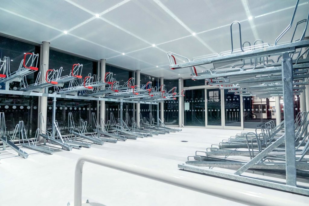 Cykelgarage som har ett innertak med ledbelysning