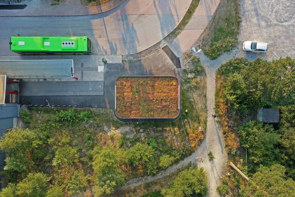 Cykelgarage som har sedum på taket och därmed smälter in i sin miljö