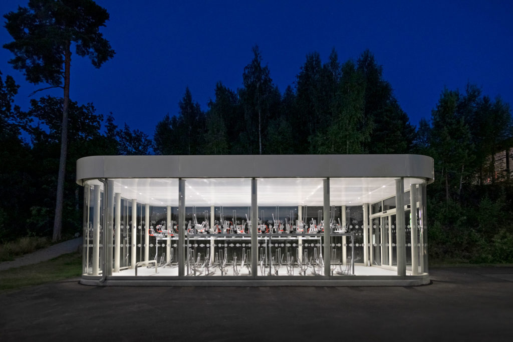 Cykelgarage som ger stor trygghet med stora glaspartier, starkt belysning och accessystem