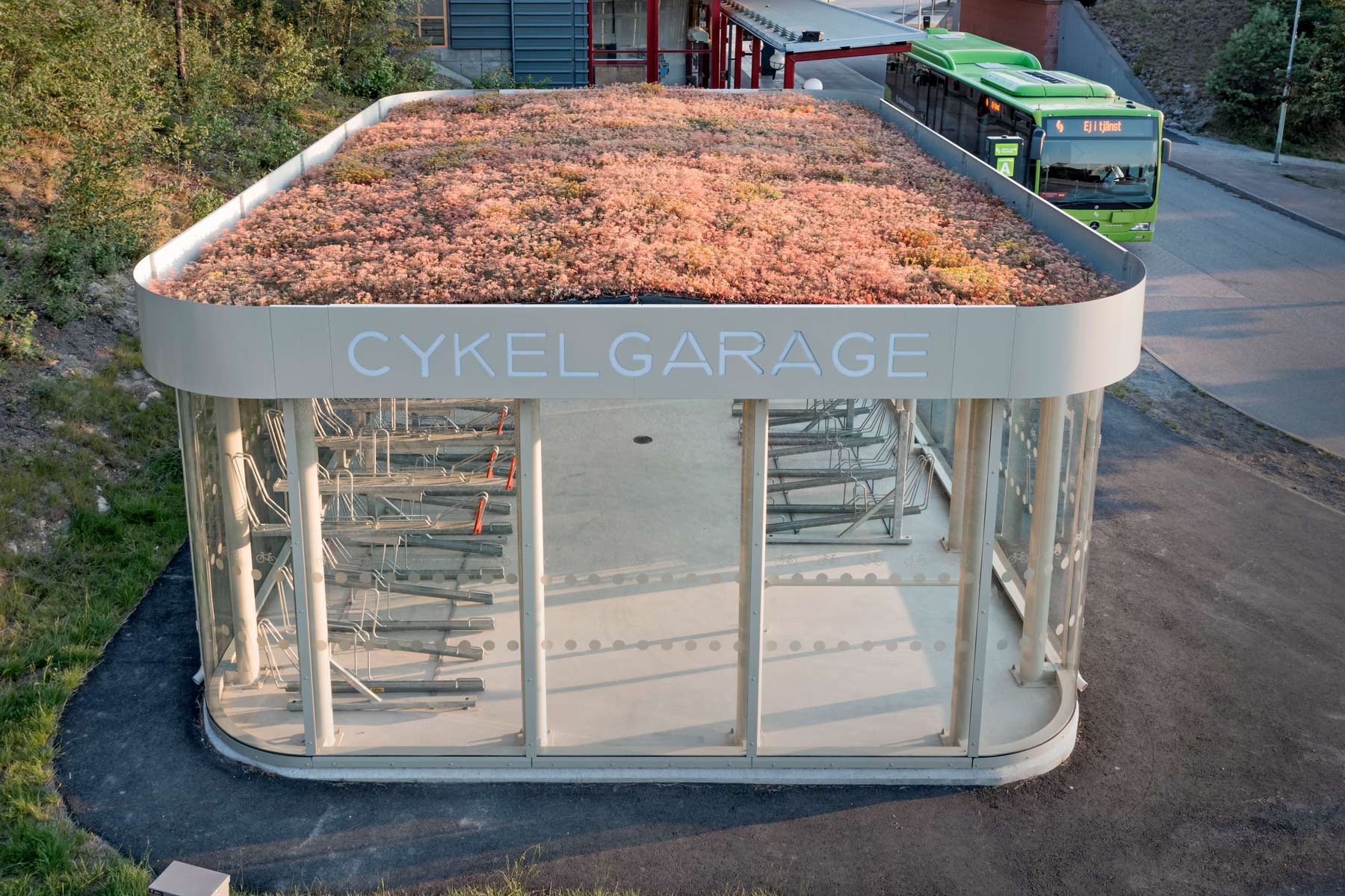 Cykelparkering i form av ett cykelgarage vid ett resecentrum