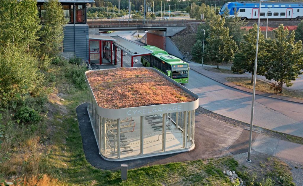 Cykelparkering vid en tågstation i form av ett cykelgarage