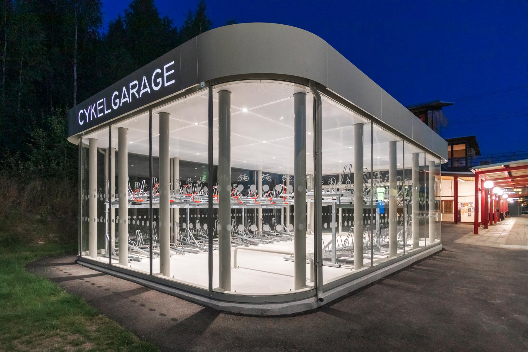 Ett säkert cykelgarage med säkerhetsglas och accessystem