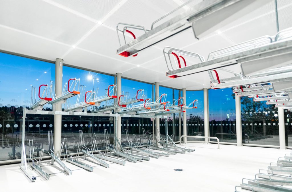 Säker parkering i cykelgarage för lastcyklar och cyklar