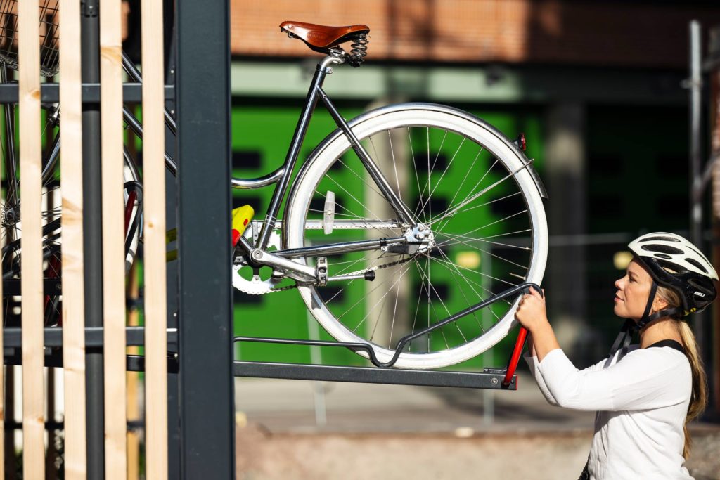 Två våningar cykelparkering med träpanel